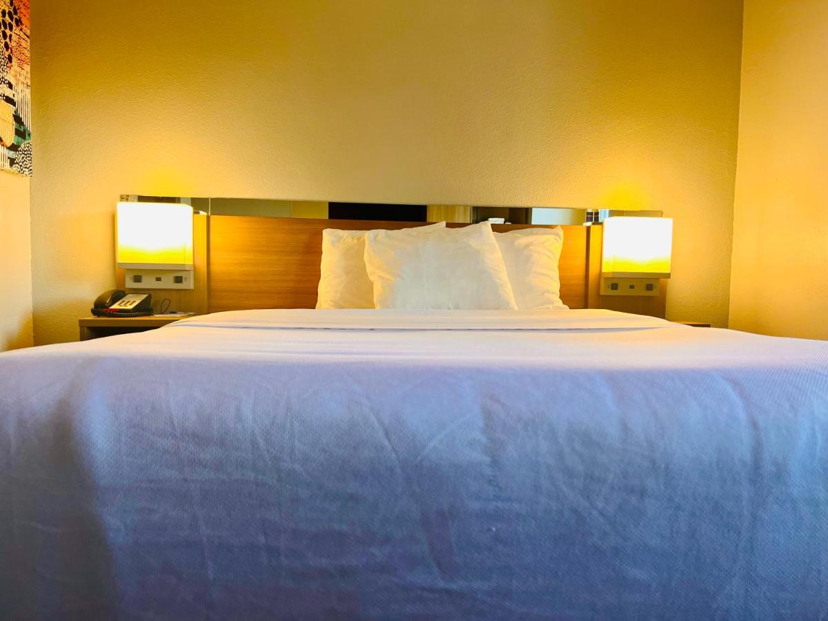 Queen Room - Disability Access - Non-Smoking at Microtel Inn by Wyndham Lexington