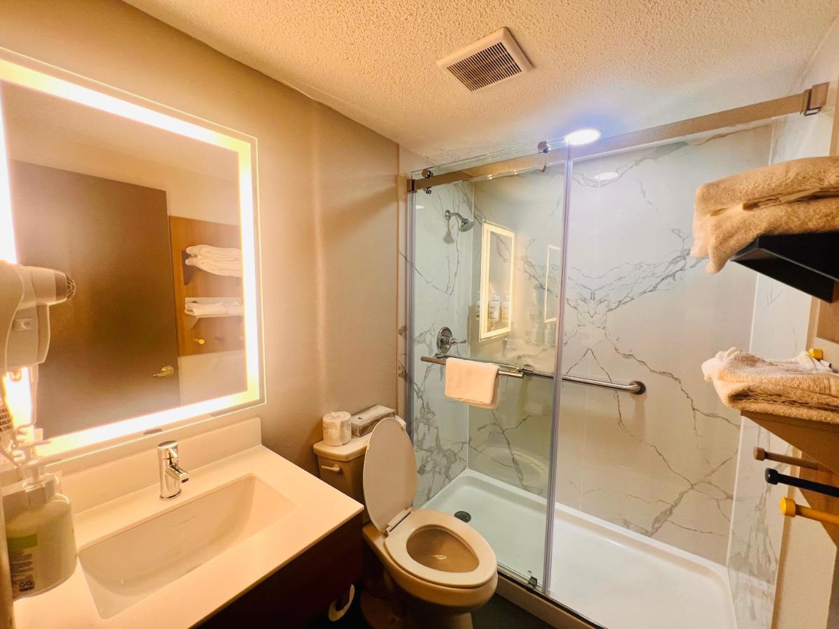 Queen Room - Non-Smoking at Microtel Inn by Wyndham Lexington