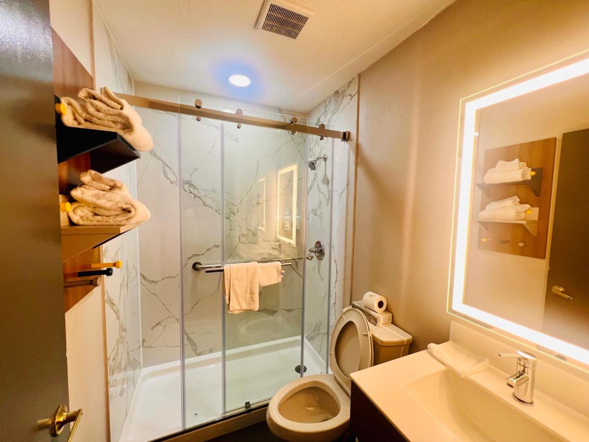 Queen Room - Disability Access - Non-Smoking at Microtel Inn by Wyndham Lexington