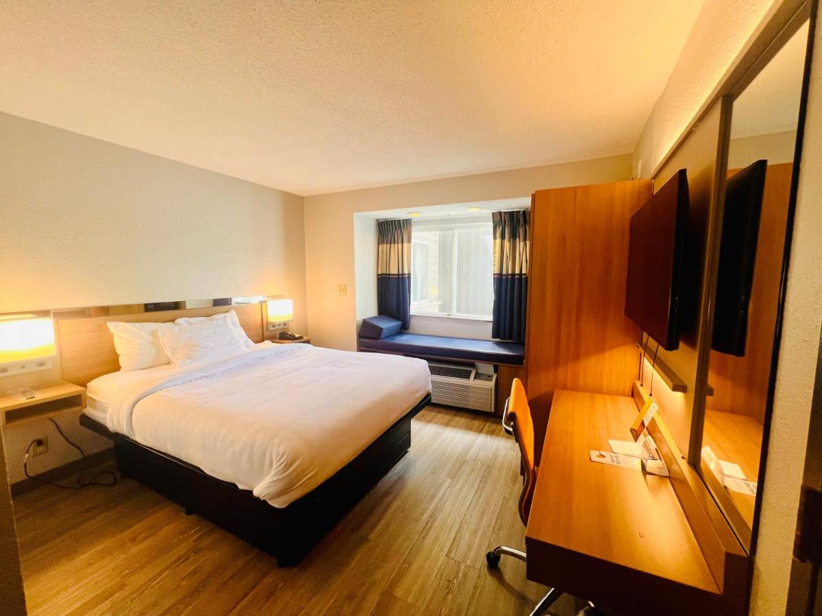 Queen Room - Disability Access - Non-Smoking at Microtel Inn by Wyndham Lexington