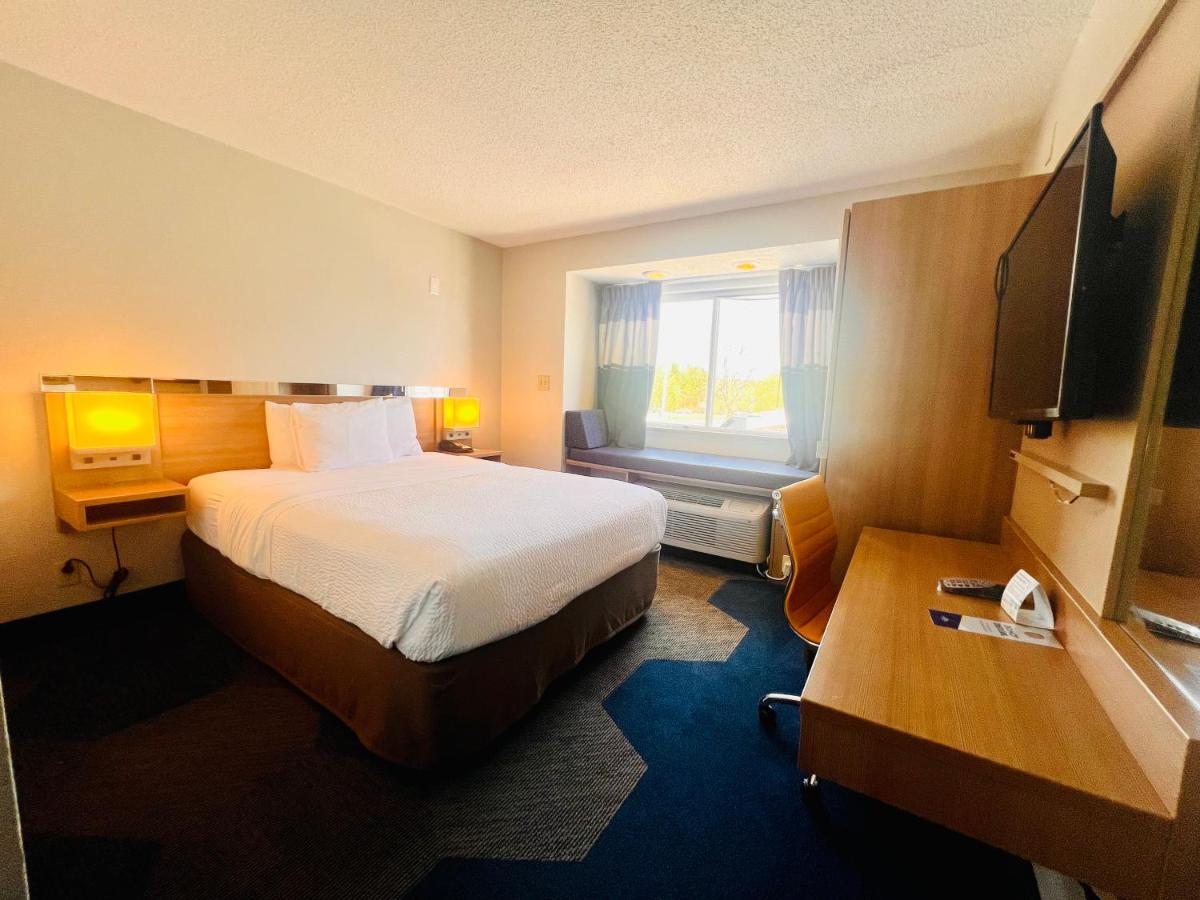 Queen Room - Disability Access - Non-Smoking at Microtel Inn by Wyndham Lexington