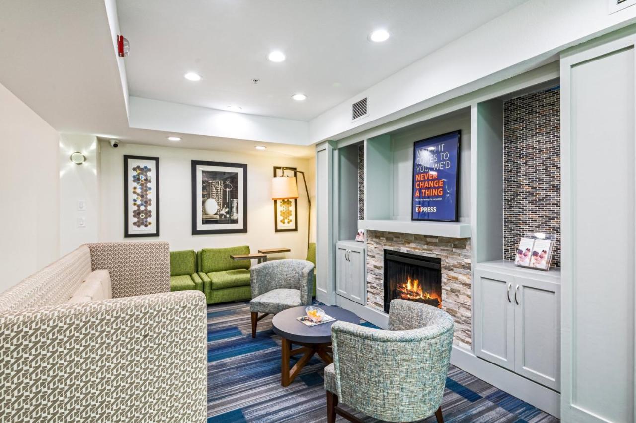 | Holiday Inn Express Hotel & Suites Columbus, an IHG Hotel
