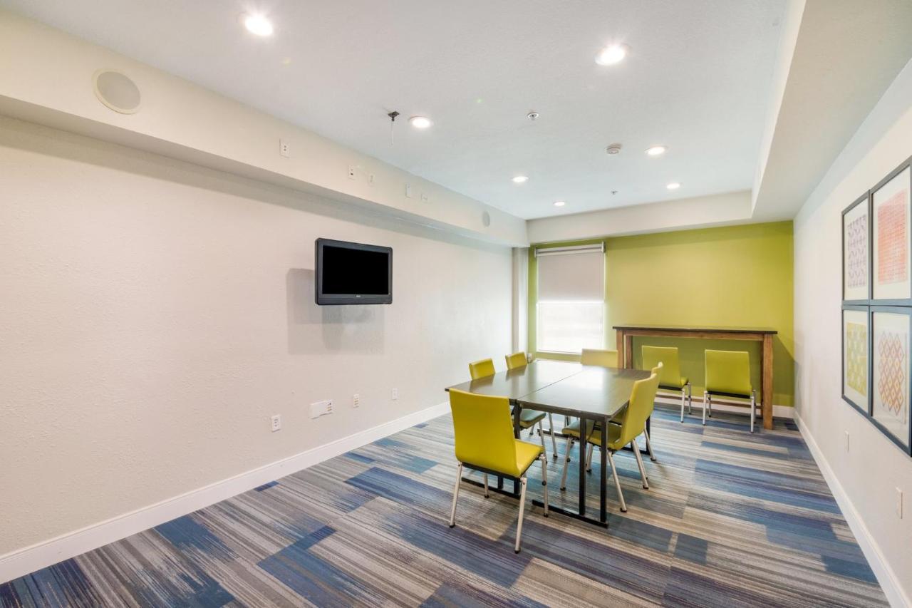 | Holiday Inn Express Hotel & Suites Columbus, an IHG Hotel