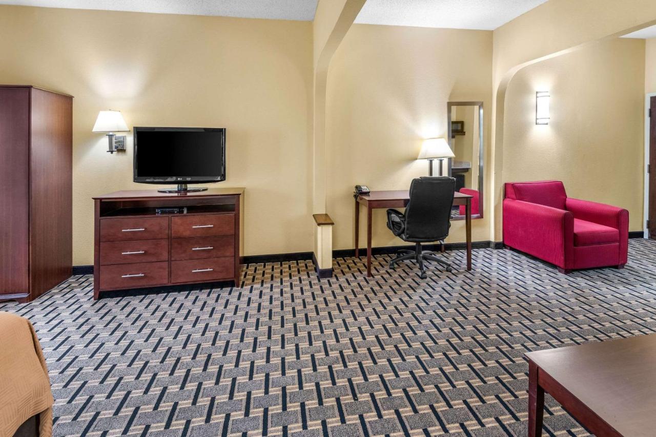 | Clarion Inn & Suites Northwest