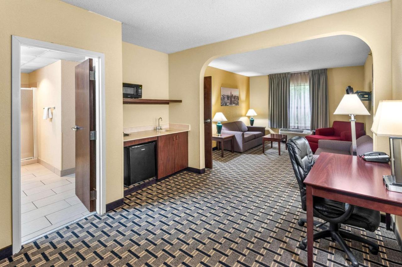 | Clarion Inn & Suites Northwest