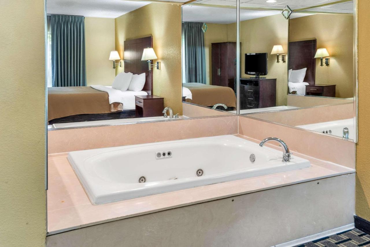 | Clarion Inn & Suites Northwest