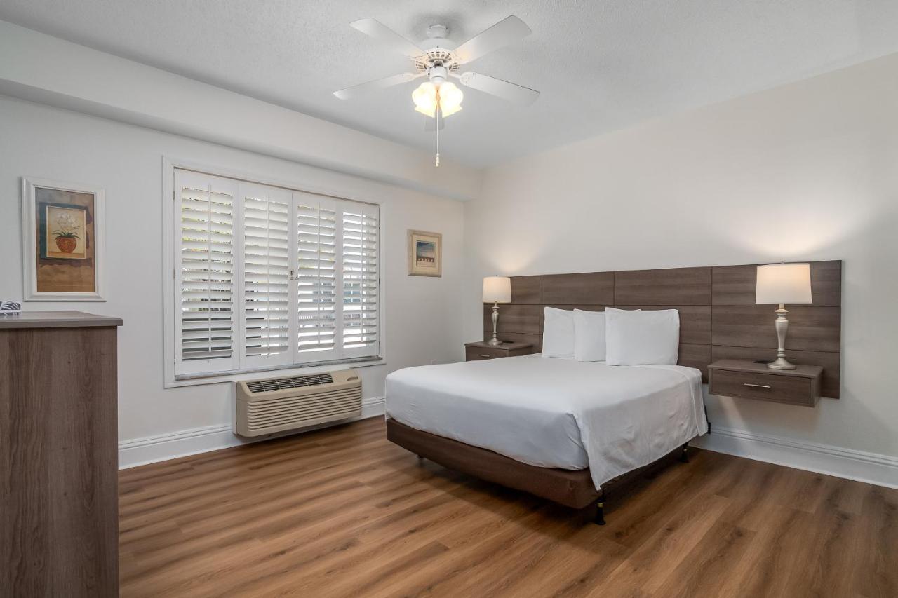 Queen Suite at Naples Park Central Hotel
