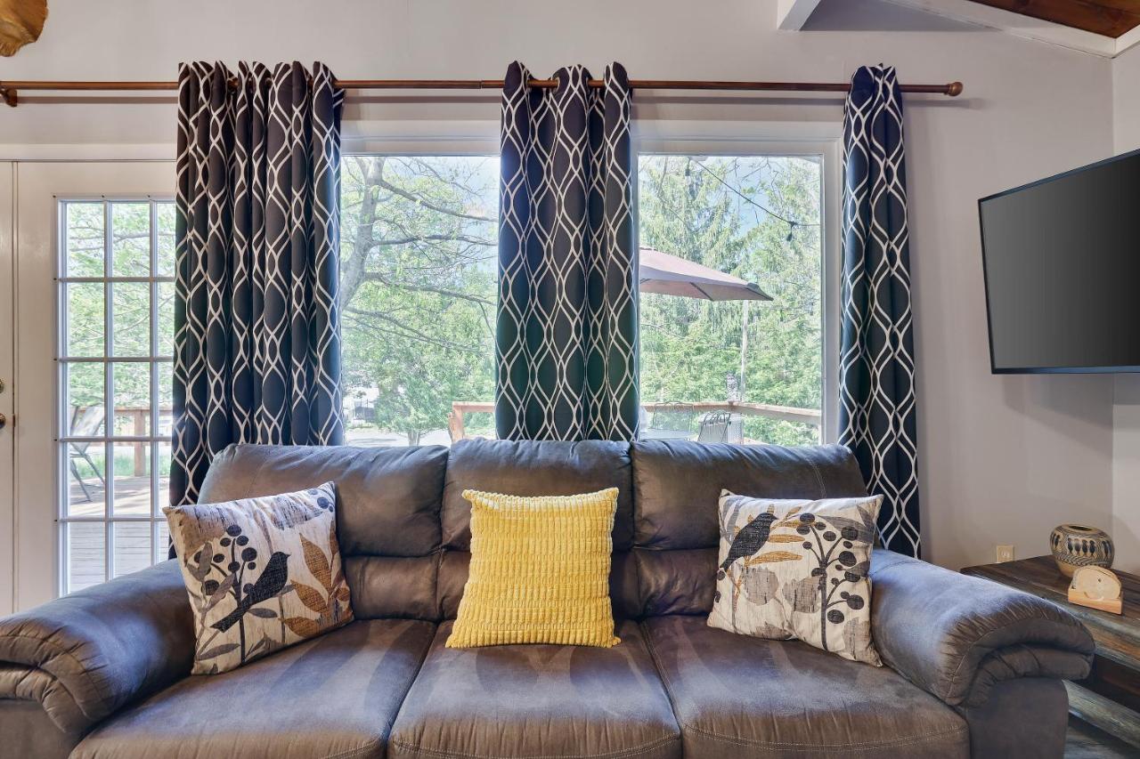 | Chic and Stylish home 4 bedrooms, game room, firepit, minutes from major attractions