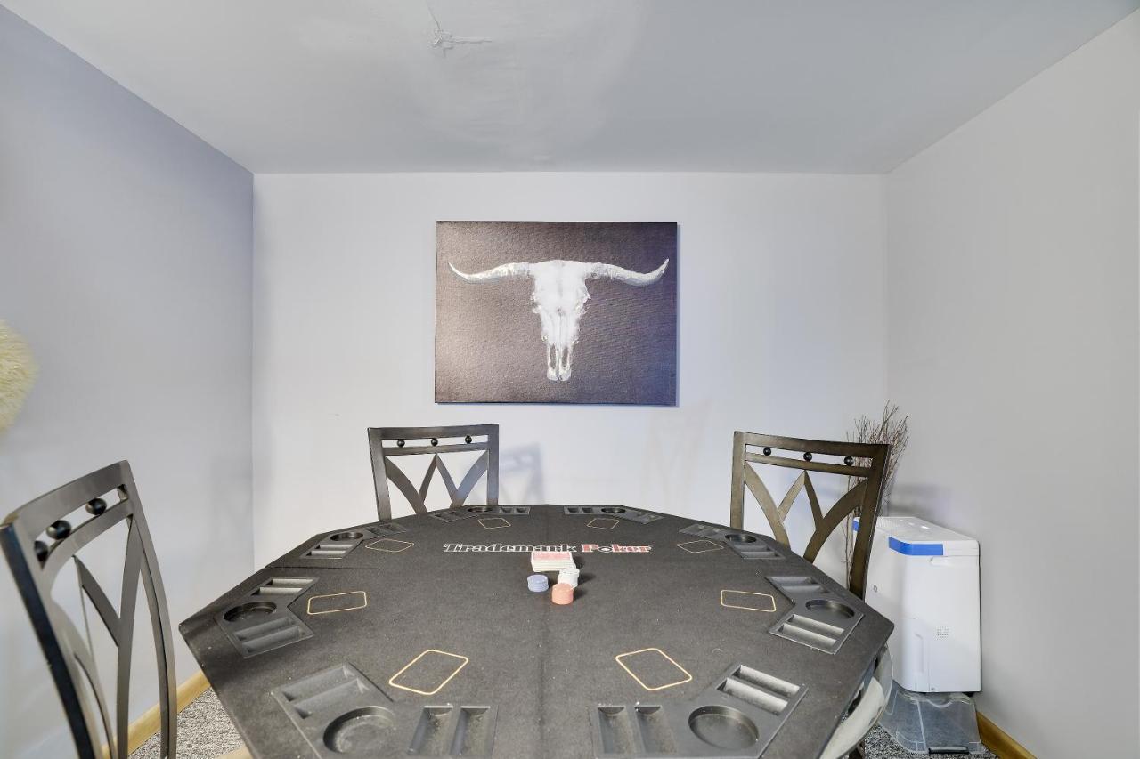| Chic and Stylish home 4 bedrooms, game room, firepit, minutes from major attractions