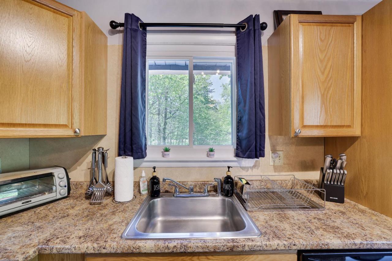 | Chic and Stylish home 4 bedrooms, game room, firepit, minutes from major attractions