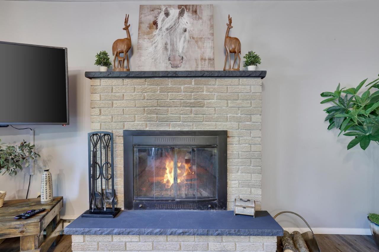 | Chic and Stylish home 4 bedrooms, game room, firepit, minutes from major attractions