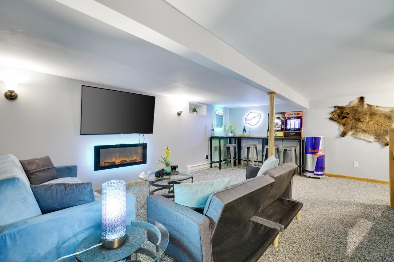 | Chic and Stylish home 4 bedrooms, game room, firepit, minutes from major attractions