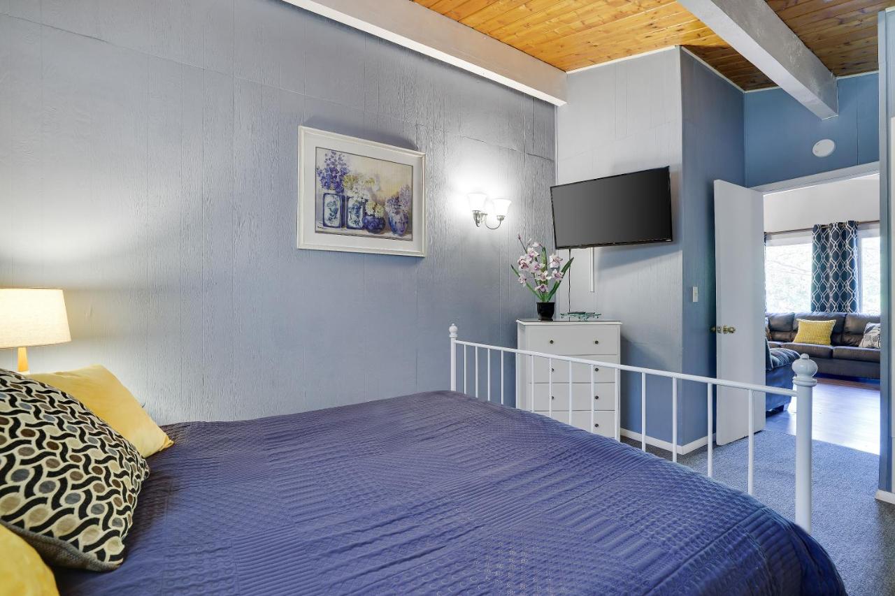 | Chic and Stylish home 4 bedrooms, game room, firepit, minutes from major attractions