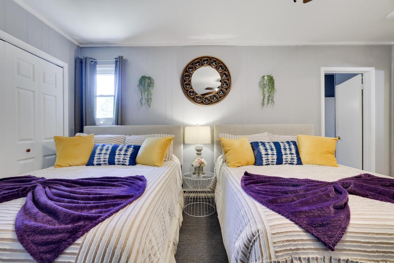 | Chic and Stylish home 4 bedrooms, game room, firepit, minutes from major attractions