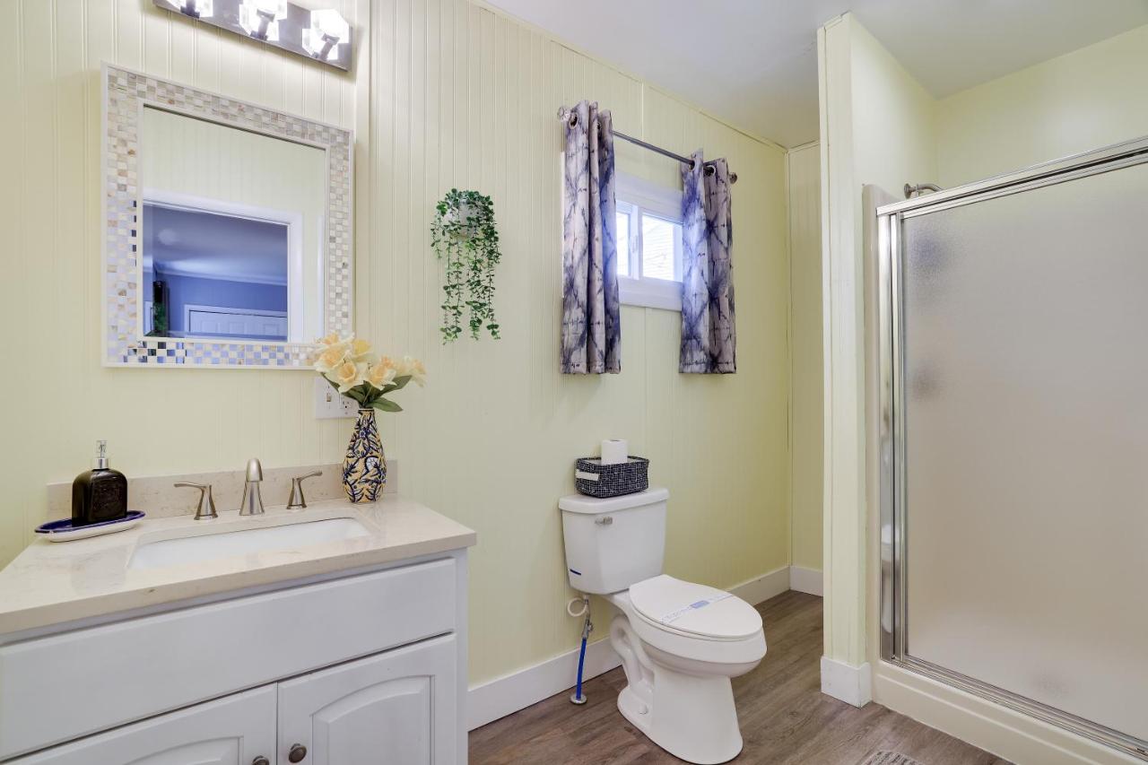 | Chic and Stylish home 4 bedrooms, game room, firepit, minutes from major attractions