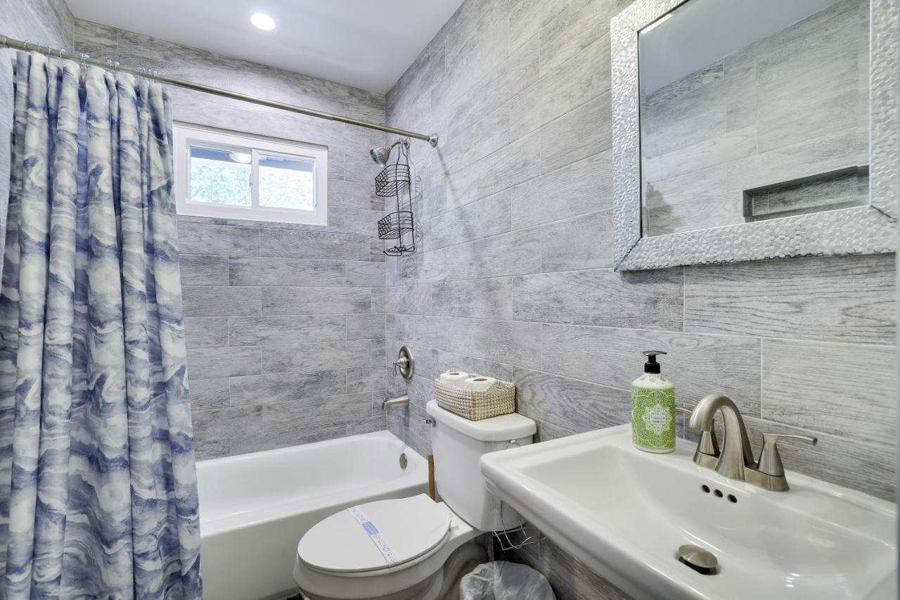 | Chic and Stylish home 4 bedrooms, game room, firepit, minutes from major attractions