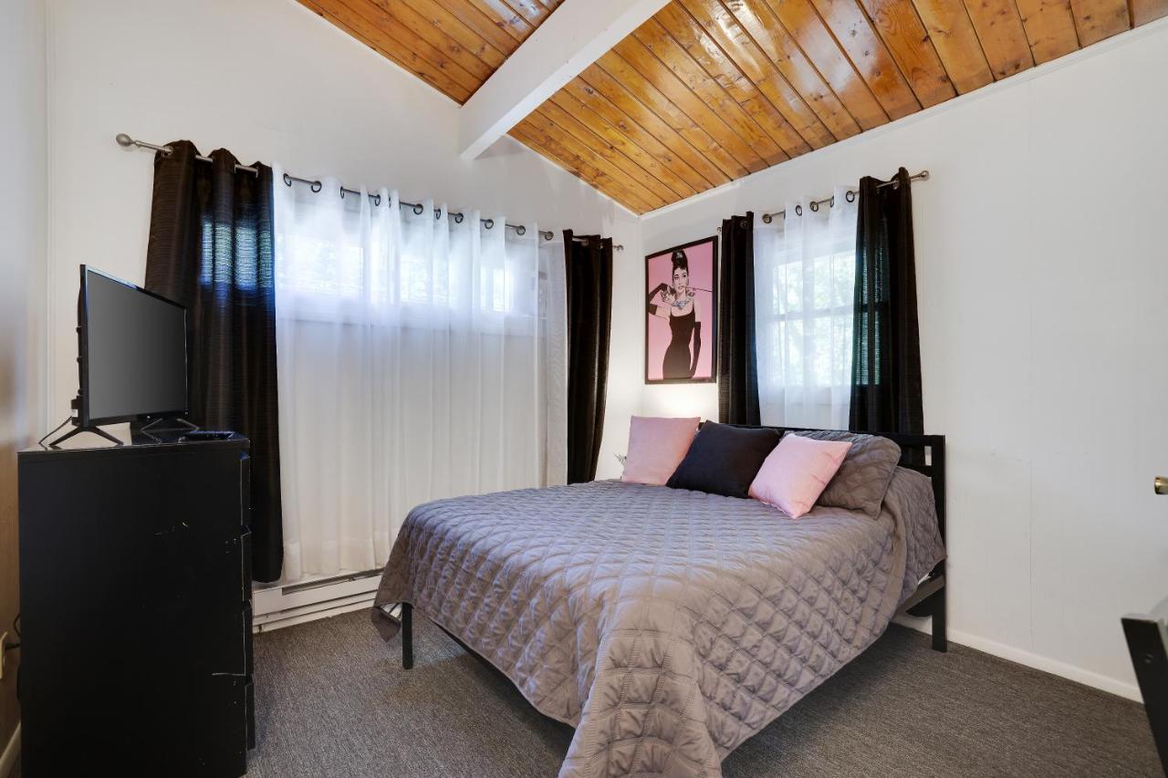 | Chic and Stylish home 4 bedrooms, game room, firepit, minutes from major attractions