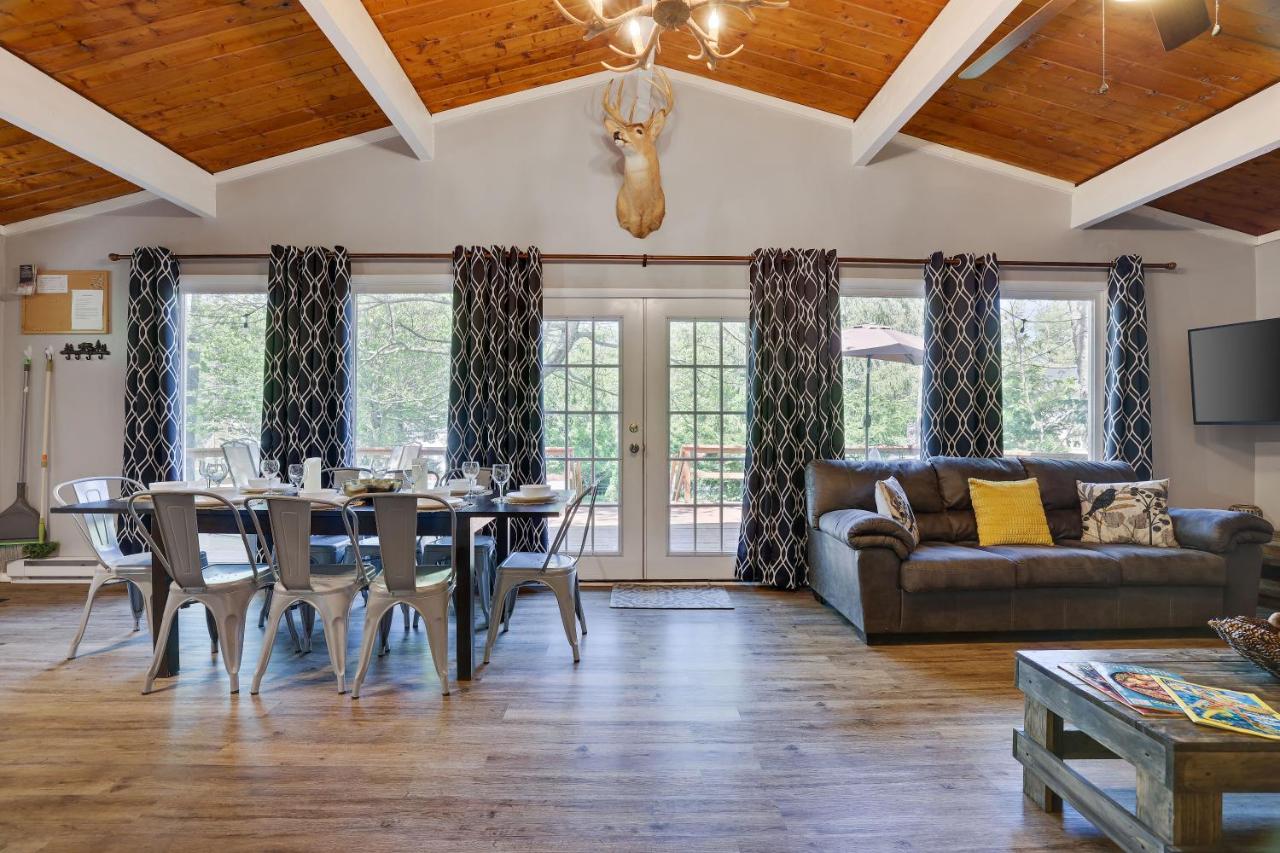| Chic and Stylish home 4 bedrooms, game room, firepit, minutes from major attractions