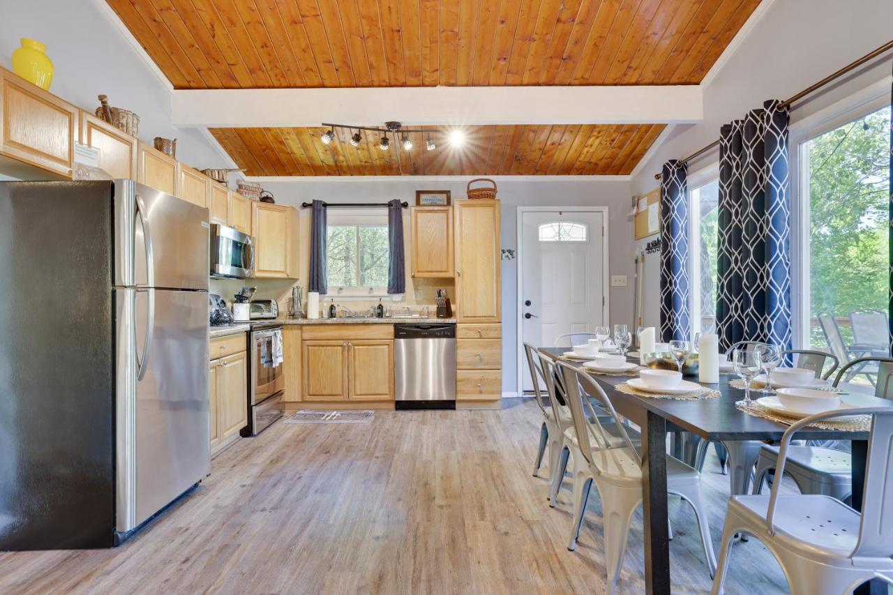 | Chic and Stylish home 4 bedrooms, game room, firepit, minutes from major attractions