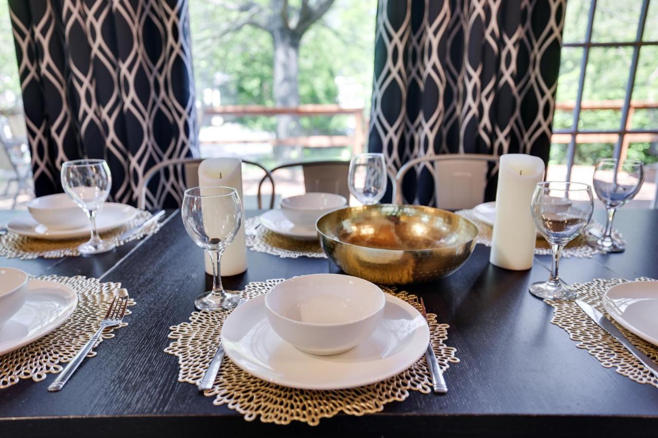 | Chic and Stylish home 4 bedrooms, game room, firepit, minutes from major attractions