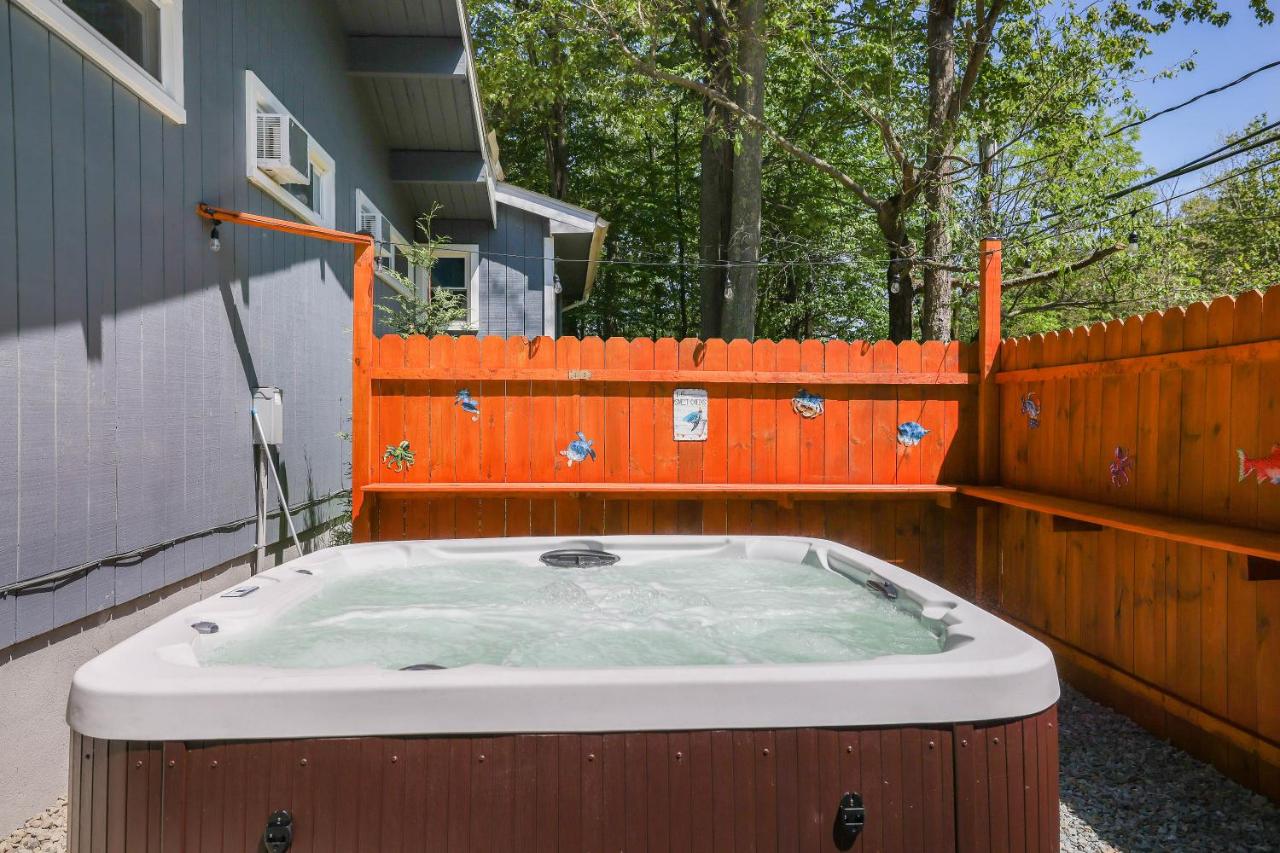 | Chic and Stylish home 4 bedrooms, game room, firepit, minutes from major attractions