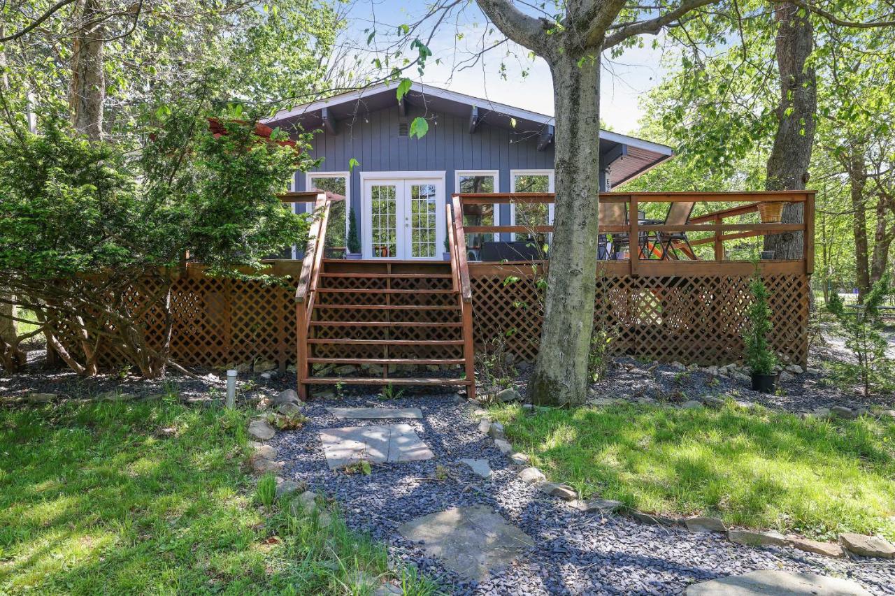 | Chic and Stylish home 4 bedrooms, game room, firepit, minutes from major attractions