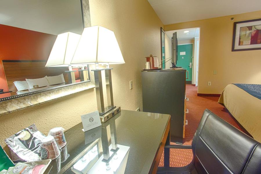 King Room with Roll-In Shower - Accessible/Non-Smoking at Comfort Inn Oxon Hill - National Harbor