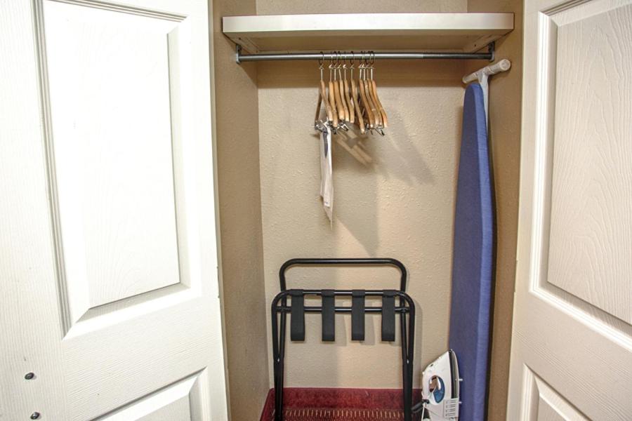 King Room with Roll-In Shower - Accessible/Non-Smoking at Comfort Inn Oxon Hill - National Harbor