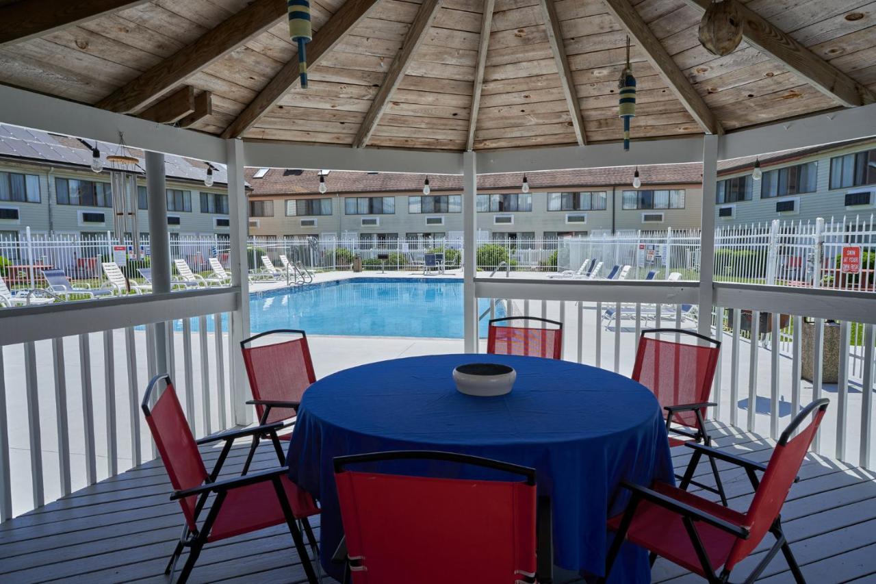 | The Admiralty Inn & Suites