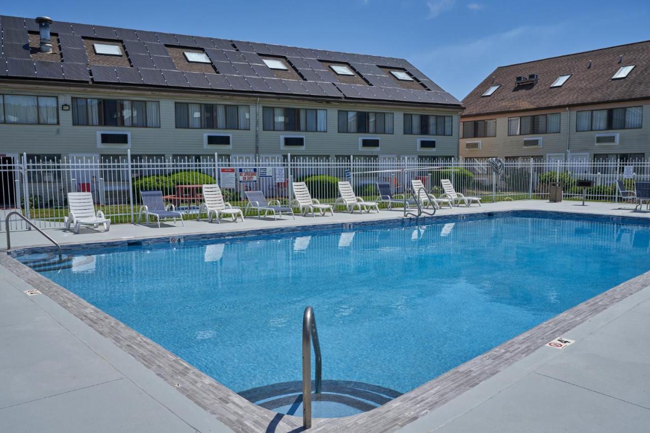 | The Admiralty Inn & Suites