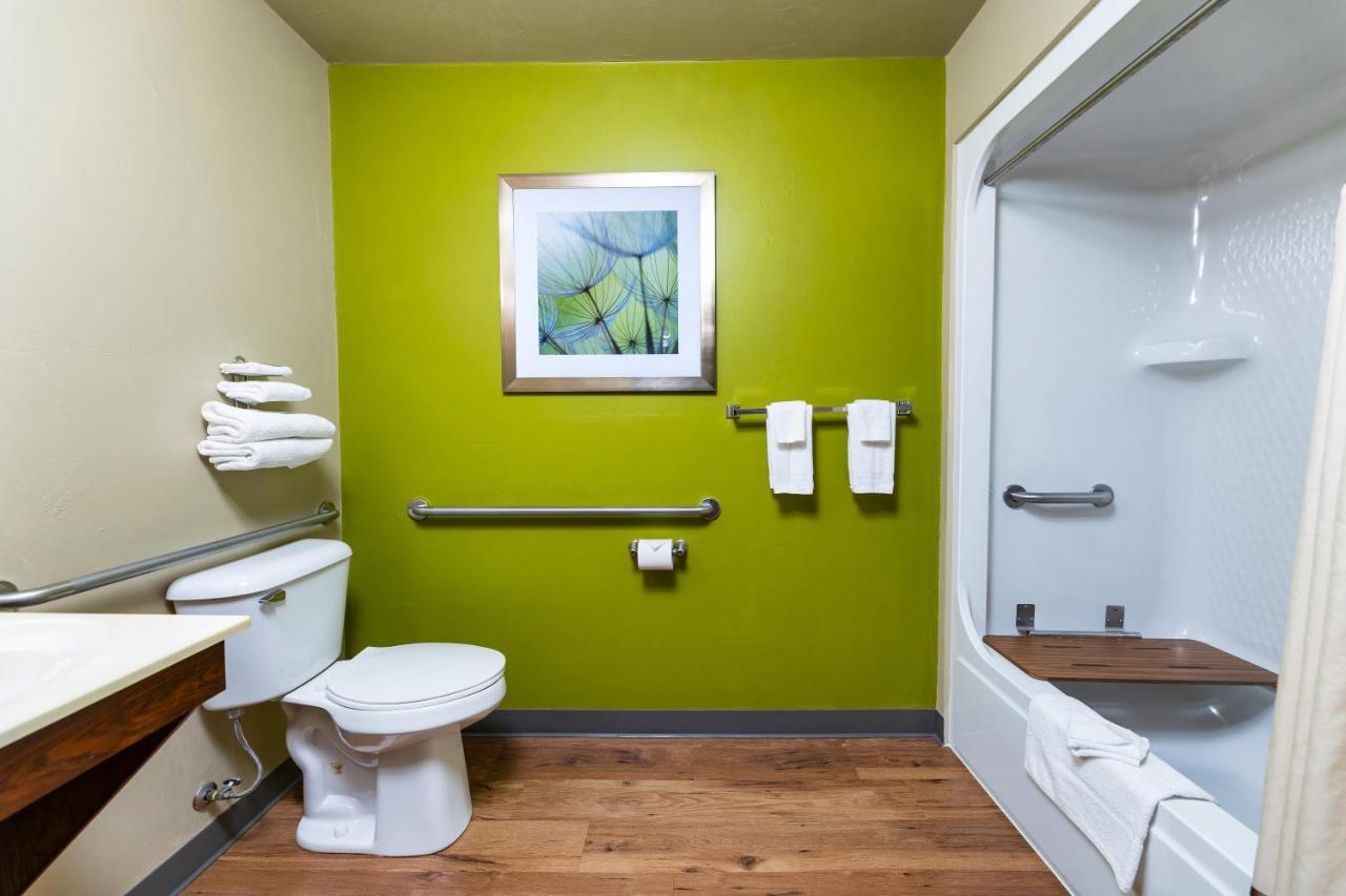 Queen Room - Disability Access at Extended Stay Airport