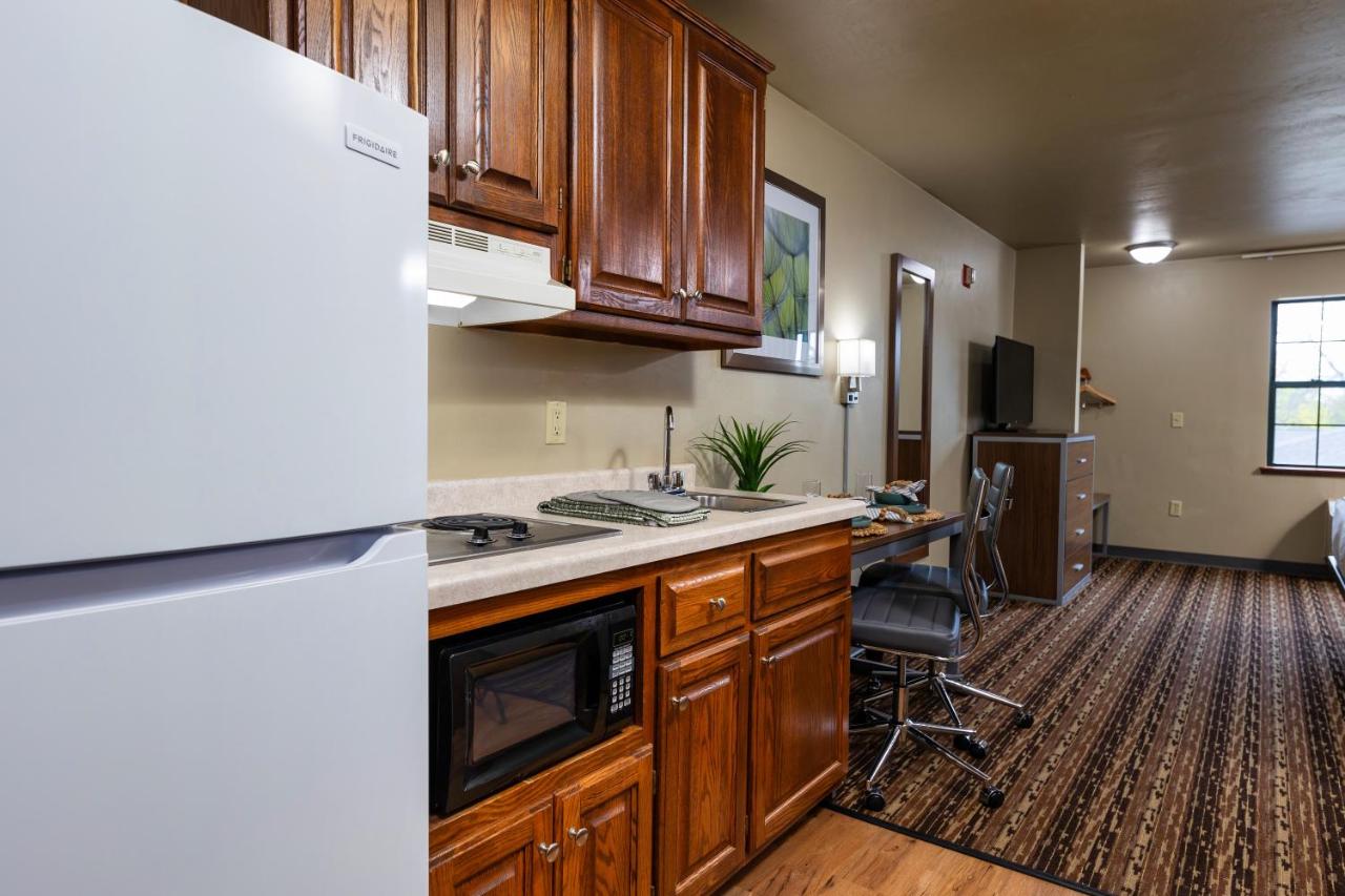Queen Room - Disability Access at Extended Stay Airport