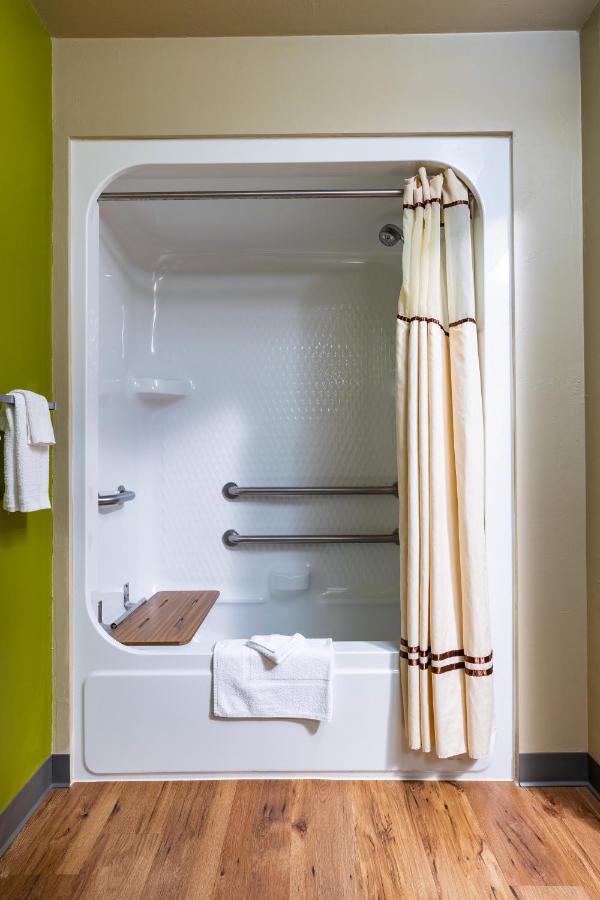 Queen Room - Disability Access at Extended Stay Airport