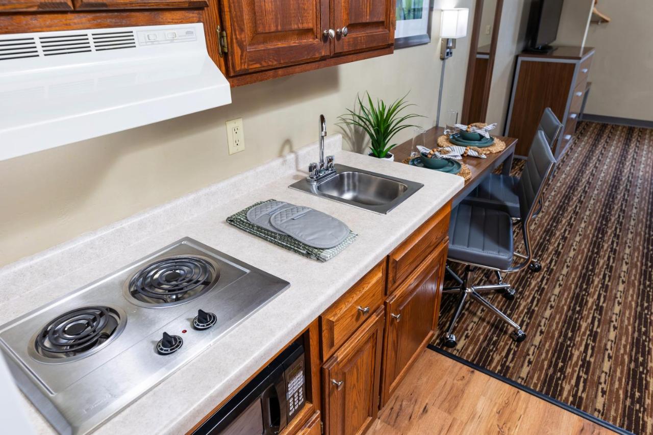 Queen Room - Disability Access at Extended Stay Airport