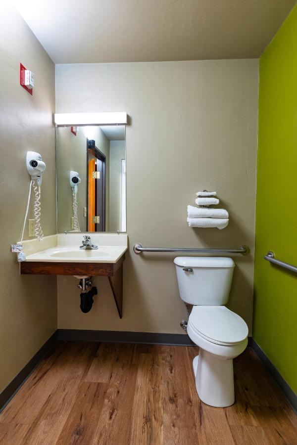 Queen Room - Disability Access at Extended Stay Airport