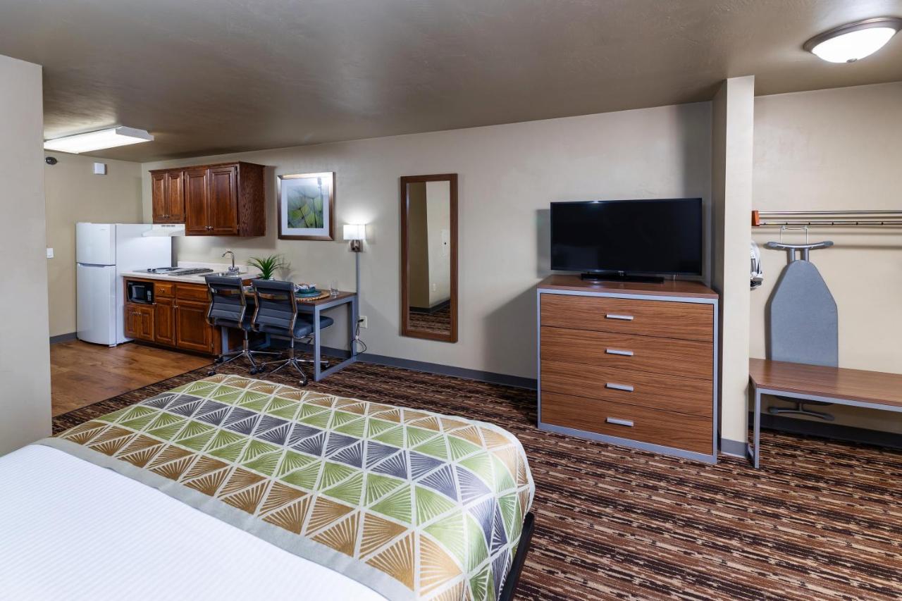 Queen Room - Disability Access at Extended Stay Airport