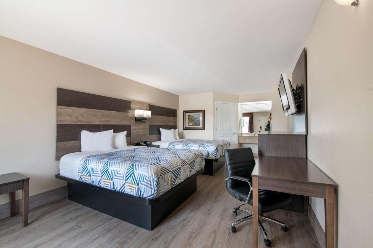 Queen Room with Two Queen Beds - Non-Smoking at Motel 6  Macon, GA – I-475