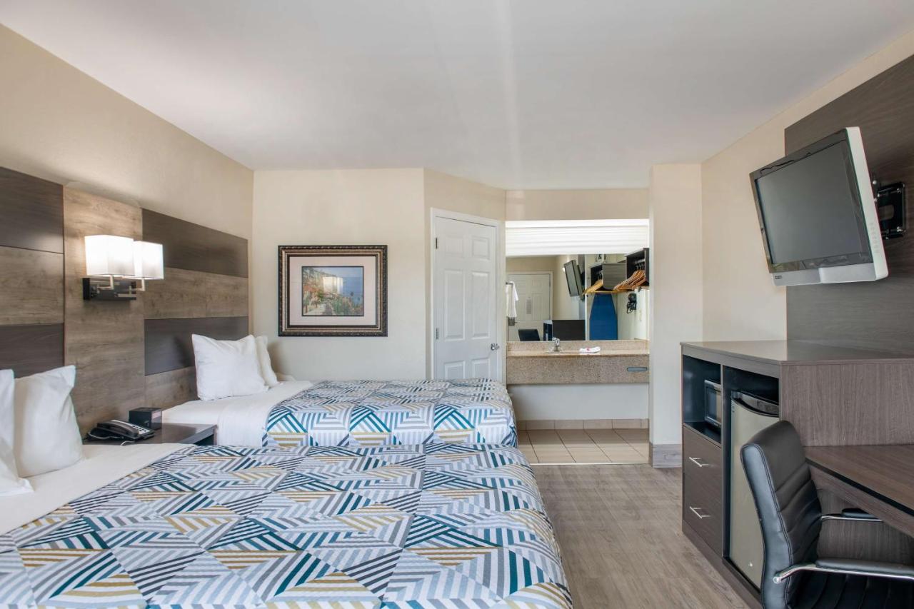 Queen Room with Two Queen Beds - Non-Smoking at Motel 6  Macon, GA – I-475