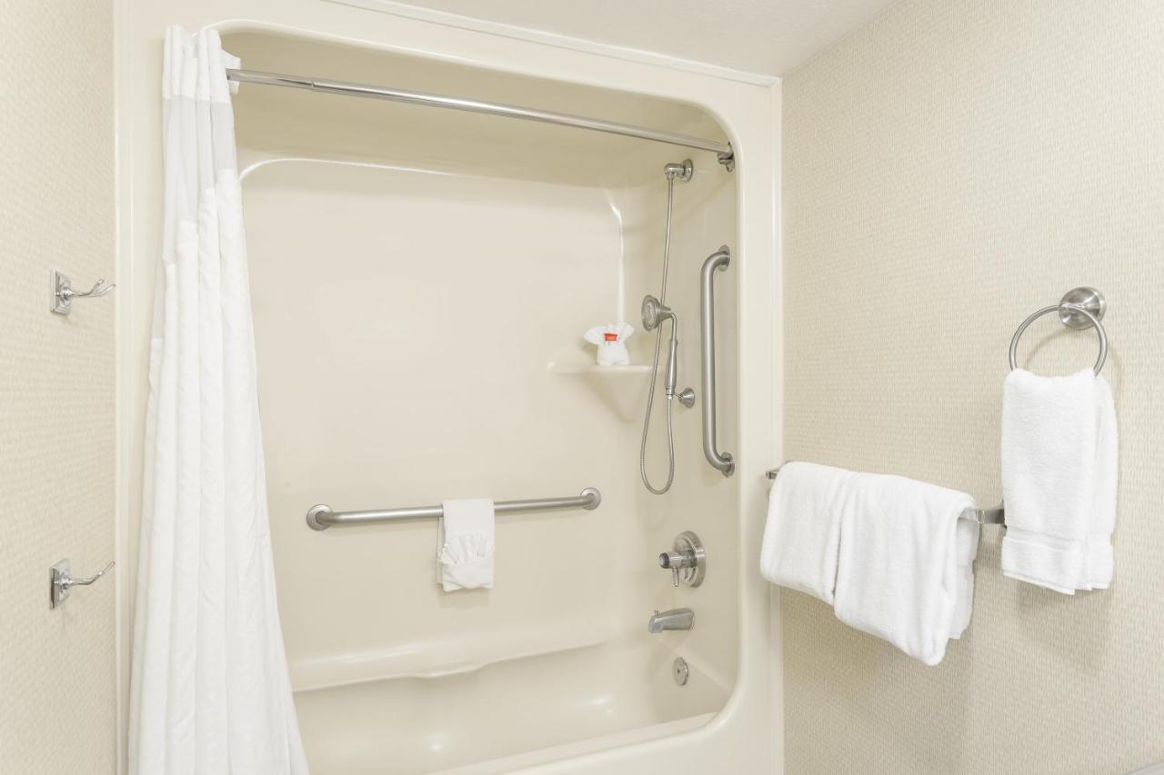 1 Queen Bed, Mobility Accessible Room, Bathtub w/ Grab Bars, Non-Smoking at Baymont by Wyndham Barstow Historic Route 66
