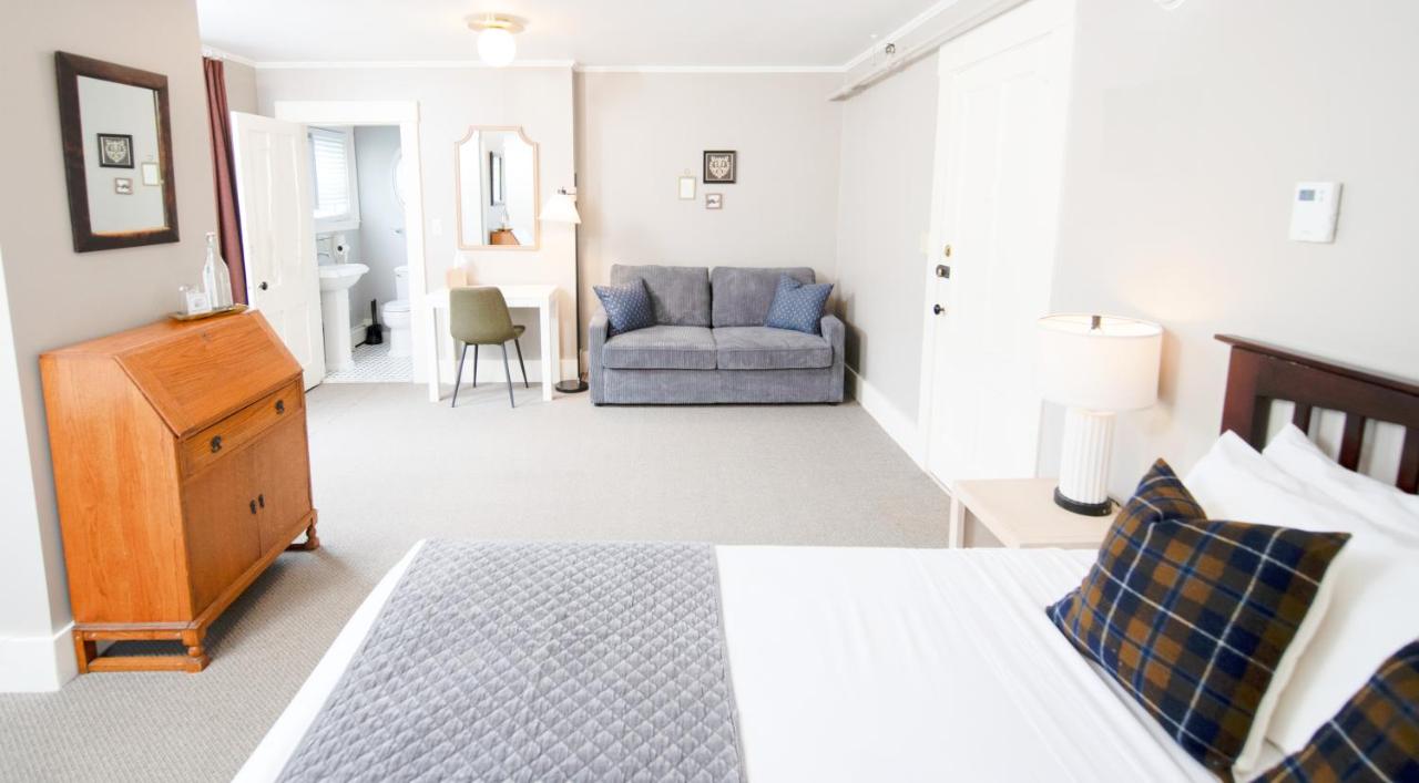 | The New London Inn