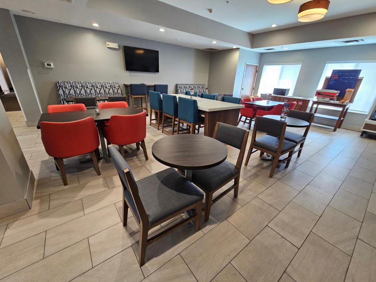  | Holiday Inn Express Hotel & Suites Cincinnati-Blue Ash, an IHG Hotel