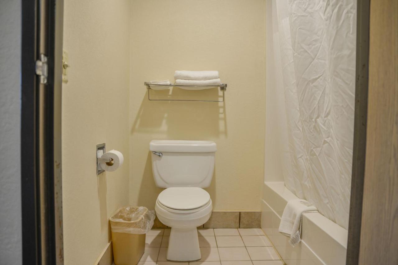 King Suite at Days Inn by Wyndham Mount Vernon