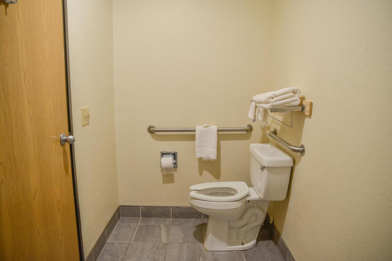 King Suite at Days Inn by Wyndham Mount Vernon