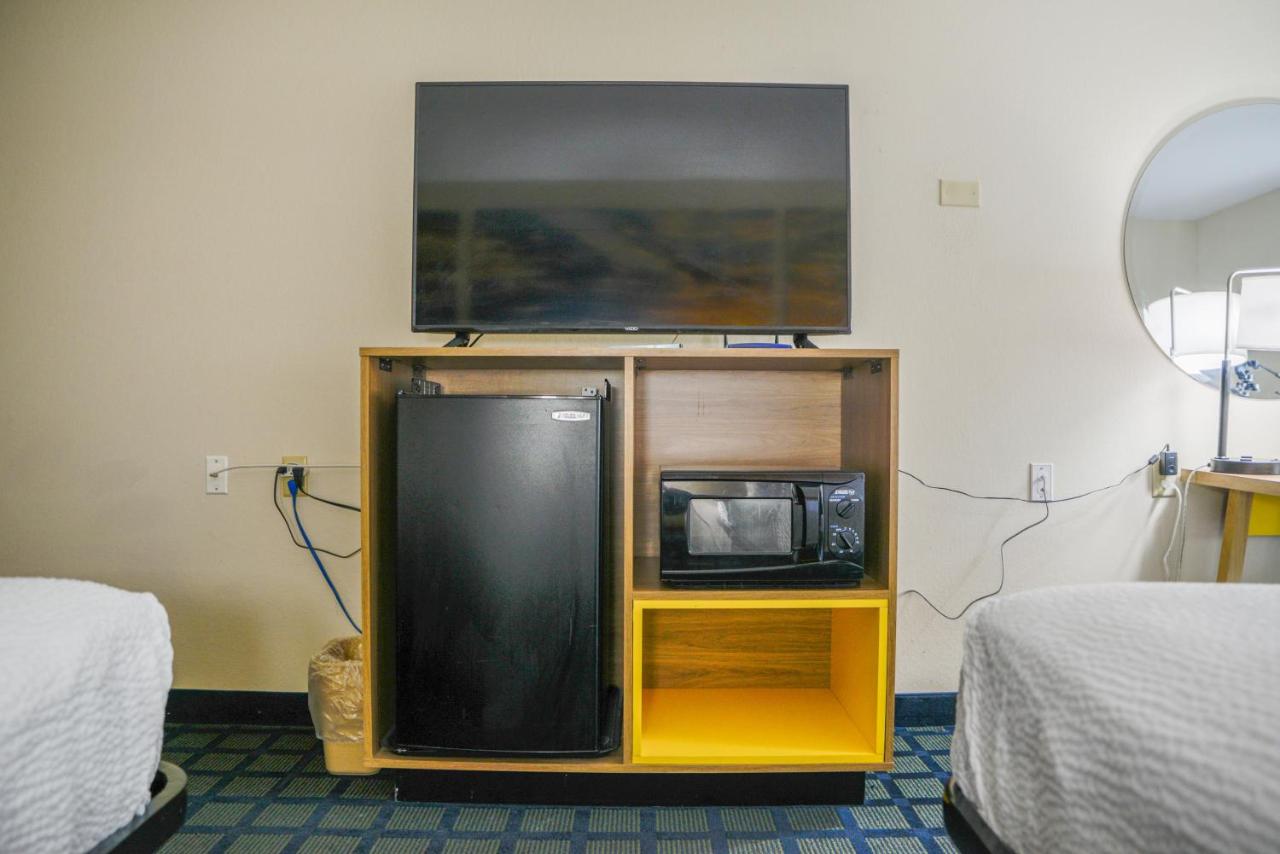 King Suite at Days Inn by Wyndham Mount Vernon