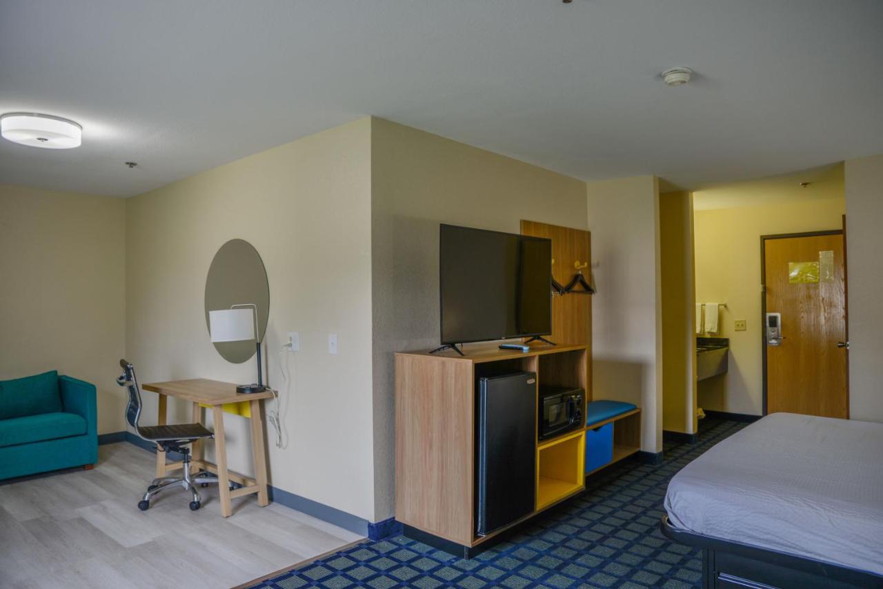 King Room - Disability Access/Non-Smoking at Days Inn by Wyndham Mount Vernon