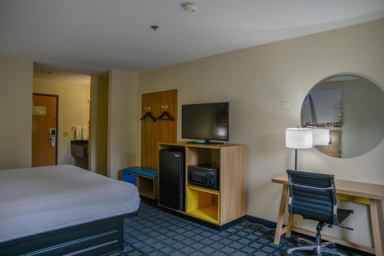 Deluxe King Room - Non-Smoking at Days Inn by Wyndham Mount Vernon