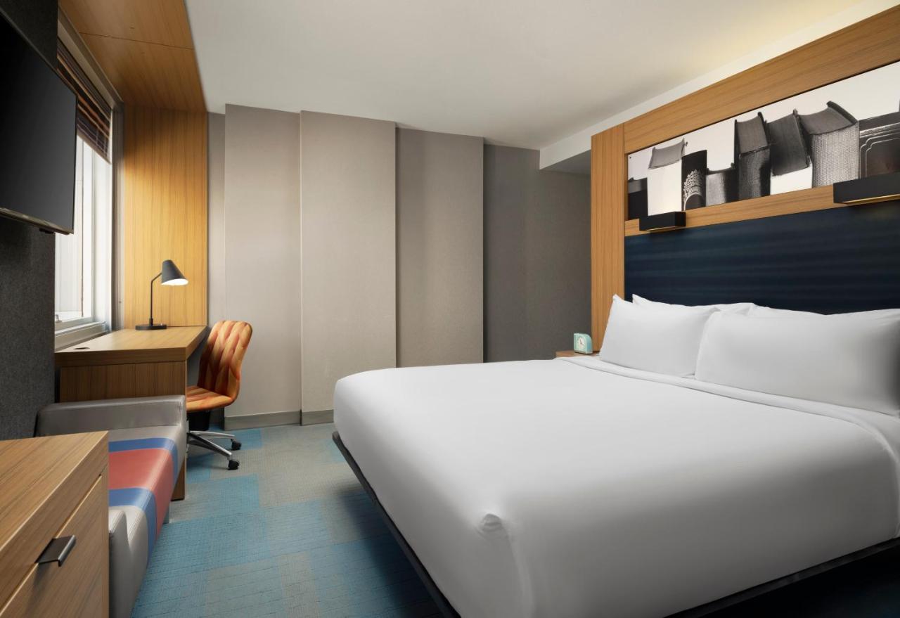 Traditional King Room at Aloft by Marriott Chicago Downtown River North