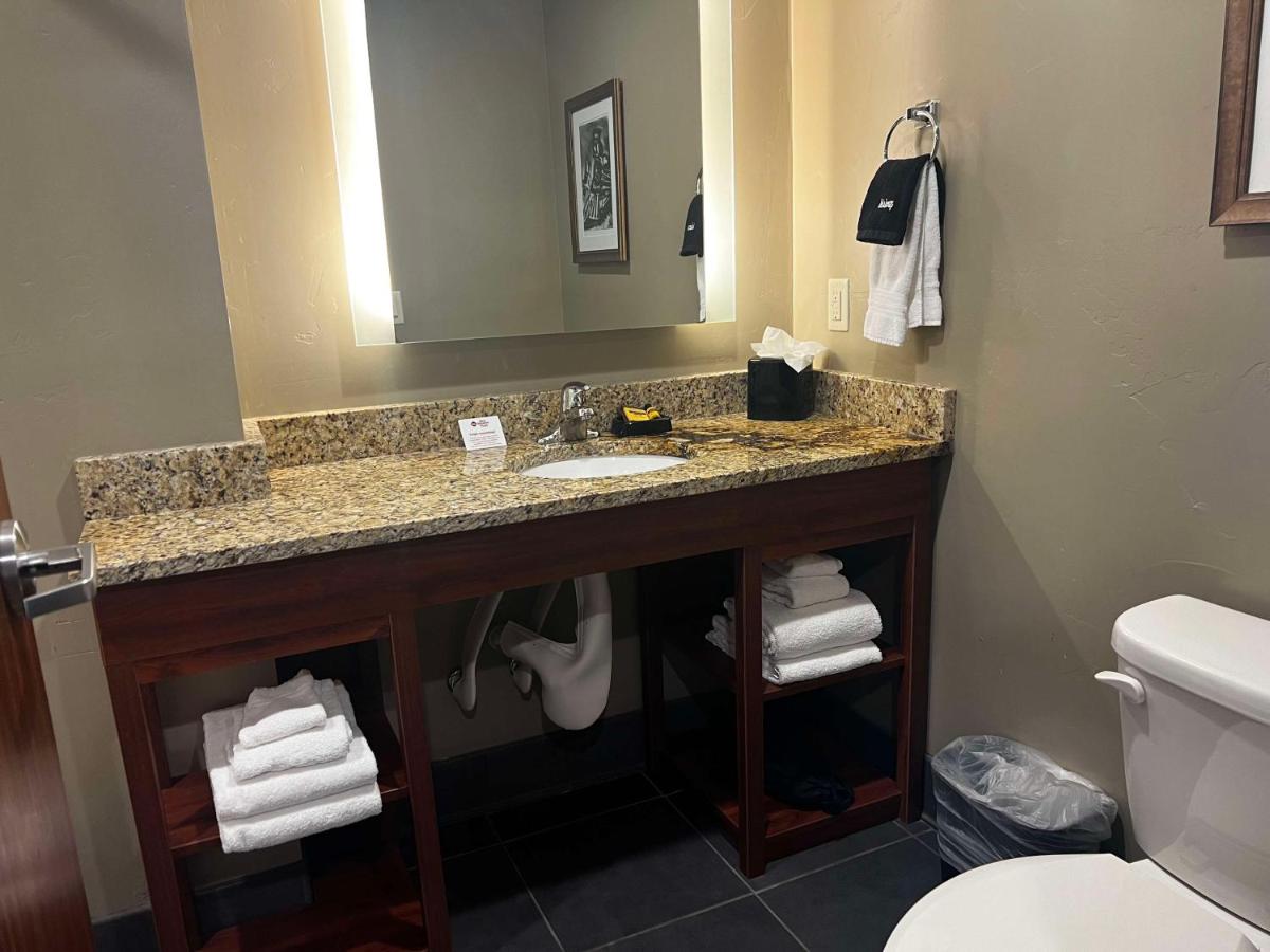 | Best Western Plus Landmark Hotel