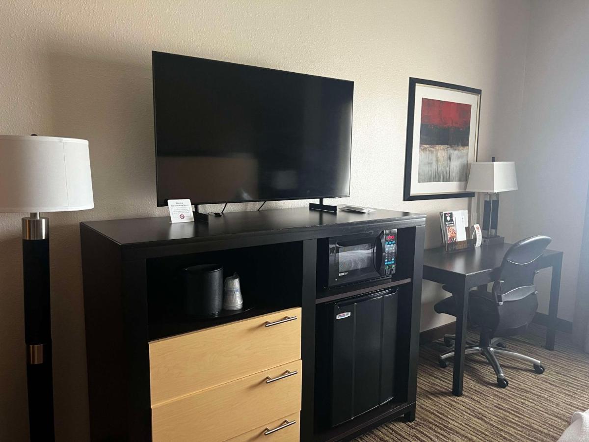 Queen Room with Two Queen Beds - Pet Friendly - Non-Smoking at Best Western Plus Landmark Hotel