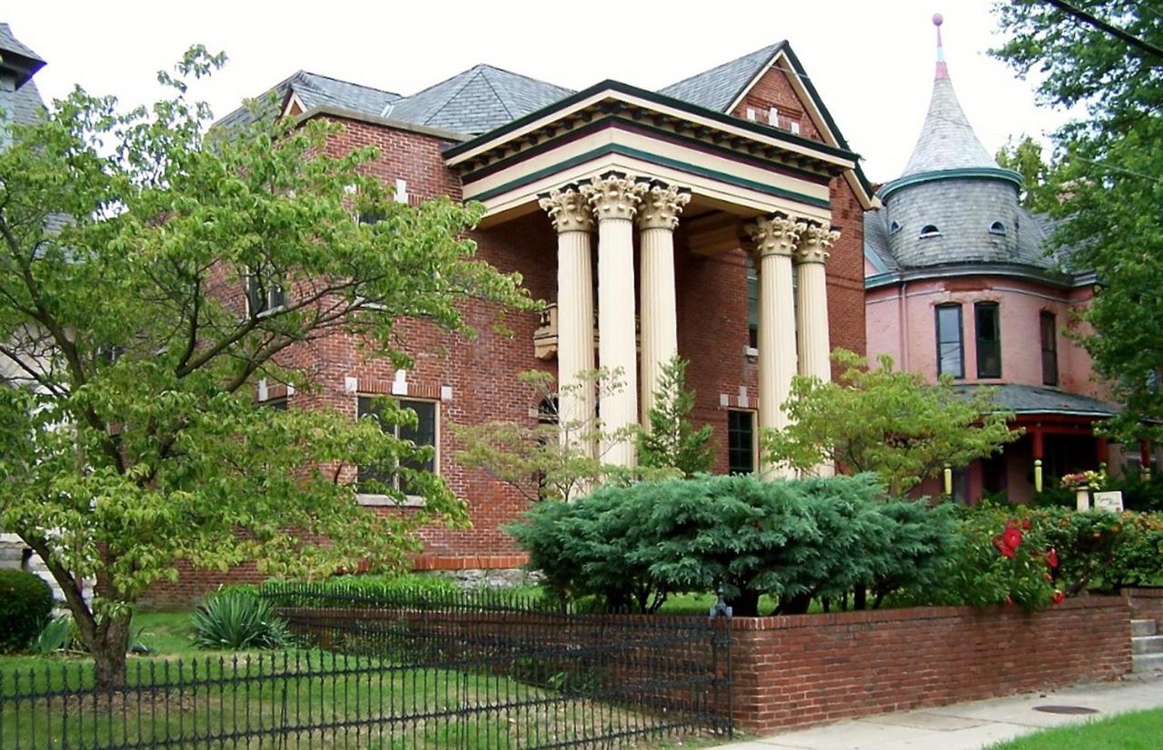 | Lyndon House Bed & Breakfast